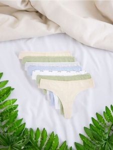 Majtki stringi 7 pack - wielobarwny. Stringi Sinsay, bez wzorów, z bawełny. W wyprzedaży za 17,99 zł.