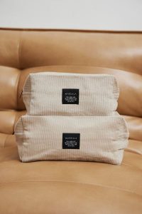 Kosmetyczka ze sztruksu w kolorze BEŻOWYM -TRAVEL small size. Brązowe kosmetyczki Marsala, bez wzorów, z bawełny. Za 69,90 zł.