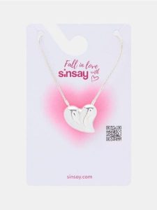 Naszyjnik z zawieszką w kształcie serca - srebrny. Szare naszyjniki Sinsay, srebrne. Za 12,99 zł.