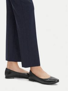 Lasocki Baleriny CEO-RST-ERICA-61 Czarny. Czarne balerinki Lasocki, bez wzorów, ze skóry, bez obcasa, bez zapięcia. Za 149,99 zł.
