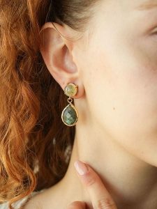 L'Atelier de Gaia Pozłacane kolczyki-wkrętki z prehnitami i labradorytami rozmiar: onesize. Czarne kolczyki L'Atelier de Gaia, z labradorytem, pozłacane. Za 96,60 zł.