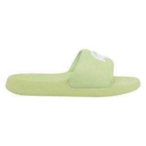 Klapki damskie Lacoste Serve Slide 1.0 na basen. Zielone klapki Lacoste, bez wzorów, z materiału, bez obcasa. Za 198,00 zł.