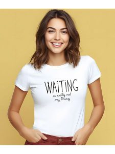 WOOOP Koszulka "Waiting is really not my thing" w kolorze białym rozmiar: S. Białe bluzki Wooop, s, bez wzorów, z bawełny, bez kołnierzyka, bez ramiączek. Za 74,63 zł.