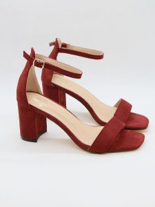 Bellucci Sandały w kolorze czerwonym rozmiar: 36. Czerwone sandały Bellucci, bez wzorów, z otwartym noskiem, bez obcasa, na koturnie, bez zapięcia. Za 100,99 zł.