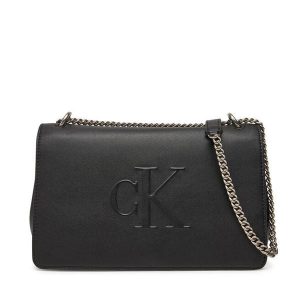 Torebka Calvin Klein Jeans. Czarne torebki klasyczne Calvin Klein Jeans, bez wzorów, z jeansu, bez dodatków. Za 369,99 zł.