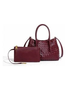 SUVRAI Torebka w kolorze bordowym - 30 x 18 x 10 cm rozmiar: onesize. Czerwone torebki klasyczne SUVRAI, bez wzorów, z materiału, przez ramię, bez dodatków. Za 130,99 zł.