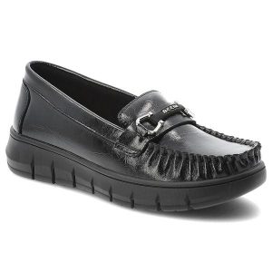 Mokasyny damskie Vinceza, cholewka ze skóry naturalnej o delikatnie połyskującym wykończeniu wsuwany fason zabudowany przód z charakterystycznym mars. Czarne półbuty VINCEZA, bez wzorów, z lakierowanej skóry, bez obcasa, bez zapięcia. Za 135,90 zł.