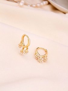 L'Atelier de Gaia Pozłacane kolczyki-kreole z perłami rozmiar: onesize. Żółte kolczyki L'Atelier de Gaia, z perłą, pozłacane. Za 56,99 zł.