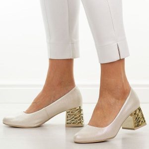 Złote mar. Polskie czółenka damskie Suzana 594. Żółte czółenka Suzana, bez wzorów, ze skóry, z okrągłym noskiem, bez obcasa, na obcasie, bez zapięcia. W wyprzedaży za 219,12 zł.