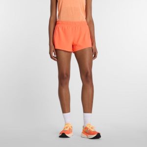 Spodenki damskie New Balance WS41286AAE – pomarańczowe. Brązowe spodenki sportowe New Balance, bez wzorów, z materiału, sportowe. Za 279,99 zł.