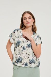 Koszula z wiskozy w kwiaty oliwkowa. Zielone koszule MOODO, bez wzorów, z wiskozy, bez kołnierzyka, bez ramiączek. Za 89,99 zł.