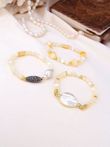 Pierres de Jade Pozłacane bransoletki (3 szt.) z perłami i kamieniami szlachetnymi rozmiar: onesize. Białe bransoletki Pierres de Jade, z cyrkonią, pozłacane. Za 117,73 zł.