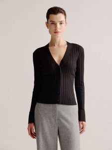 Josephine & Co Kardigan "Lieve" w kolorze ciemnobrązowym rozmiar: L. Brązowe kardigany Josephine & Co, prążkowane. Za 173,99 zł.