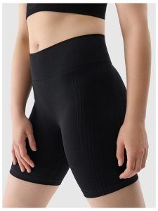 4F Szorty funkcyjne w kolorze czarnym rozmiar: M/L. Czarne spodenki sportowe 4f, l, bez wzorów, z materiału, na fitness i siłownię. Za 37,30 zł.