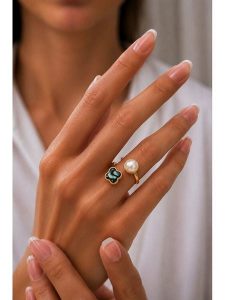 L'Atelier de Gaia Pozłacany pierścionek z perłą i masą perłową rozmiar: onesize. Białe pierścionki L'Atelier de Gaia, z perłą, pozłacane. Za 36,95 zł.
