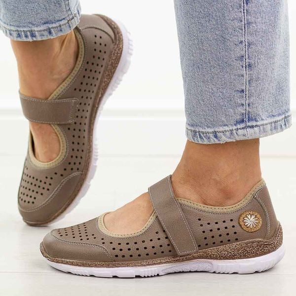 C.Beżowe vizon skórzane półbuty damskie T.Sokolski 2922. Brązowe półbuty Sokolski, na jesień, bez wzorów, z jeansu, z okrągłym noskiem, bez obcasa, na płaskiej podeszwie, bez zapięcia. Za 319,00 zł.