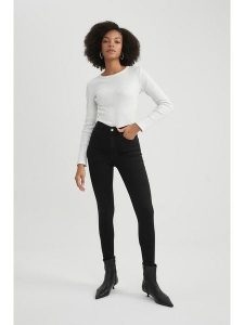 Trendyol Dżinsy - Skinny fit - w kolorze czarnym rozmiar: W30/L34. Czarne jeansy Trendyol, bez wzorów, z podwyższonym stanem. Za 86,99 zł.