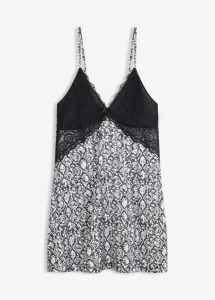 Ozdobna koszulka nocna z satyny, ze wzorem skóry węża. Czarne koszule nocne bonprix, bez wzorów, z satyny, bez ramiączek. Za 109,99 zł.