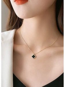 Miu Silver Pozłacany naszyjnik z zawieszką - 42 cm rozmiar: onesize. Czarne naszyjniki Miu Silver, z perłą, pozłacane. Za 126,45 zł.