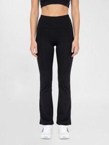 Damskie legginsy z wysokim stanem Hummel. Czarne legginsy Hummel, bez wzorów, z materiału, z podwyższonym stanem. Za 253,95 zł.