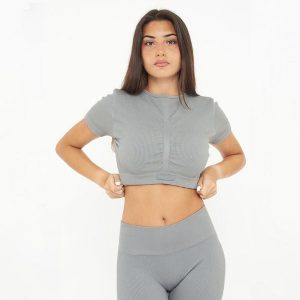 Crop top treningowy damski WAY krótki rękaw. Szare topy LEGEA, bez wzorów, sportowe, bez kołnierzyka, bez ramiączek. W wyprzedaży za 68,00 zł.