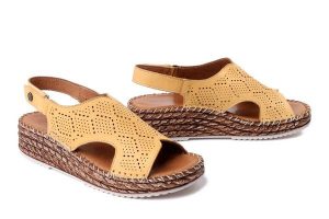 MANITU 910328-06 gelb, sandały damskie. Żółte sandały Manitu, bez wzorów, ze skóry, bez obcasa, na koturnie, bez zapięcia. Za 229,42 zł.