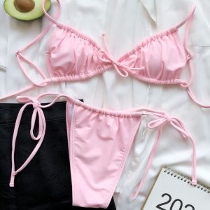 Bikini wiązane na plażę i do pływania Kamillah. Czerwone bikini Intica, bez wzorów, z materiału. Za 119,00 zł.