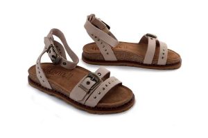YOKONO BOLUS-260 NOB SAND, sandały damskie. Brązowe sandały Yokono, bez wzorów, ze skóry, bez obcasa, na płaskiej podeszwie, bez zapięcia. Za 339,90 zł.
