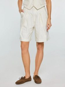 Szorty damskie lniane w prążek kremowe Kinnisa 102. Białe szorty Big Star, bez wzorów, z bawełny, eleganckie. Za 179,99 zł.