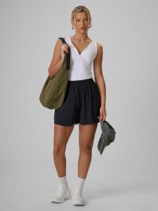4F Spodenki casual z modalem damskie - czarne XL. Czarne spodenki sportowe 4f, xl, bez wzorów, z materiału, trekkingowe. Za 129,99 zł.
