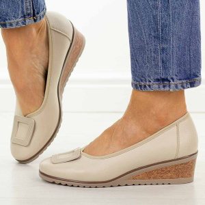 Beżowe czółenka damskie na koturnie Potocki 12791. Brązowe czółenka POTOCKI, z aplikacjami, z materiału, z okrągłym noskiem, bez obcasa, na koturnie, bez zapięcia. Za 189,00 zł.