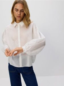 Koszula z ozdobnym haftem - biały. Białe koszule Reserved, l, bez wzorów, z tkaniny, bez kołnierzyka, bez ramiączek. Za 139,99 zł.
