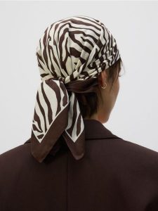 Wzorzysta apaszka - ciemnobrązowy. Brązowe apaszki i chusty Reserved, bez wzorów. W wyprzedaży za 35,99 zł.