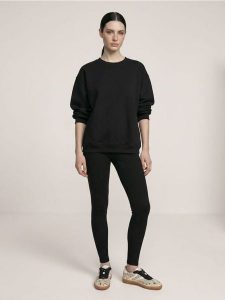 Bawełniane legginsy w prążek - czarny. Czarne legginsy Sinsay, bez wzorów, z bawełny. Za 29,99 zł.
