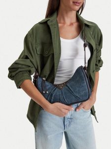 Guess Jeans Torebka CEO-GUESS-S-003-10 Granatowy. Niebieskie torebki klasyczne Guess Jeans, z aplikacjami, z jeansu, bez dodatków. Za 249,99 zł.