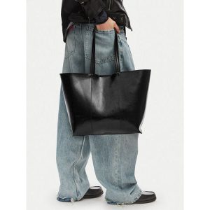 Torebka JENNY. Czarne shopper bag Jenny, bez wzorów, bez dodatków. Za 139,99 zł.