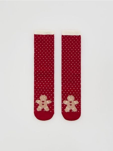 Skarpetki ze świątecznym motywem - czerwony. Czerwone skarpetki Reserved, bez wzorów. Za 29,99 zł.