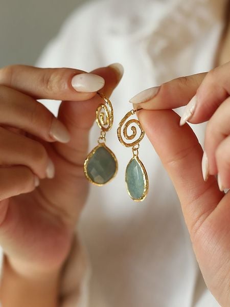 Pierres de Jade Pozłacane kolczyki-wkrętki z amazonitami rozmiar: onesize. Zielone kolczyki Pierres de Jade, pozłacane. Za 39,99 zł.