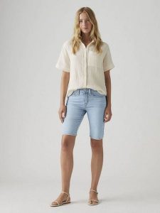 Levi's Bermudy dżinsowe w kolorze błękitnym rozmiar: W26. Niebieskie szorty Levi's®, z aplikacjami, klasyczne. Za 107,95 zł.