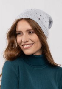 Czapka zimowa z kryształkami H-DIXIE. Szare czapki Volcano, bez wzorów, z dzianiny. Za 69,99 zł.