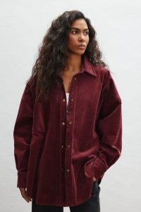 Sztruksowa koszula typu oversize w kolorze BURGUNDY - GARNET-M/L. Czerwone koszule Marsala, l, bez wzorów, z bawełny, bez kołnierzyka, bez ramiączek. Za 459,90 zł.