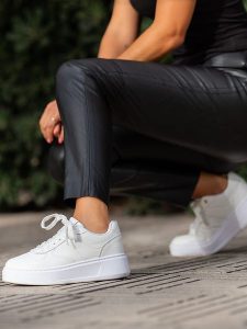 Belucci Sneakersy w kolorze białym rozmiar: 40. Białe trampki Belucci, bez wzorów, bez zapięcia. Za 100,99 zł.