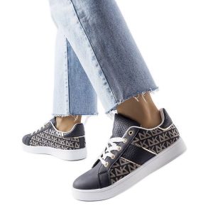 Inna Granatowe sneakersy zdobione monogramem Bolduc niebieskie. Niebieskie trampki z aplikacjami, bez zapięcia. Za 96,55 zł.