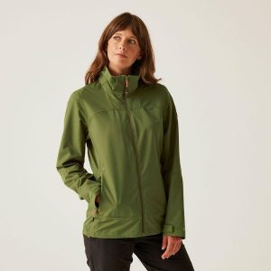 Kurtka turystyczna przeciwdeszczowa damska Oakhowe wodoodporna. Zielone kurtki Regatta, bez wzorów, z poliesteru, bez kaptura. Za 139,99 zł.