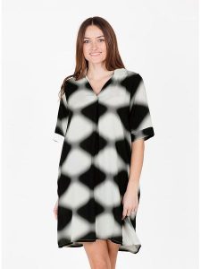 KEY LARGO Sukienka w kolorze biało-czarnym rozmiar: XL. Białe sukienki KEY LARGO, na co dzień, xl, bez wzorów, z wiskozy, bez kołnierzyka, bez ramiączek, midi, proste. Za 60,73 zł.