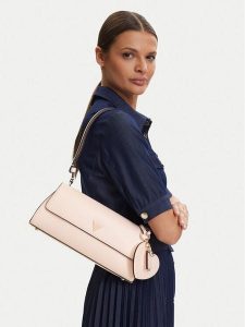 Guess Torebka Isobel HWBG99 32210 Różowy. Czerwone torebki klasyczne Guess, z aplikacjami, ze skóry, bez dodatków. Za 347,99 zł.