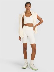 4F Legginsy kolarki treningowe bezszwowe damskie - beżowe M/L. Brązowe legginsy 4f, bez wzorów, z dzianiny, z podwyższonym stanem, krótkie. Za 119,99 zł.