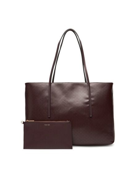 Calvin Klein Torebka Emblem Aop Tote W/ Pouch LV04F3266G Bordowy. Czerwone shopper bag Calvin Klein, bez wzorów, ze skóry, bez dodatków. Za 369,99 zł.