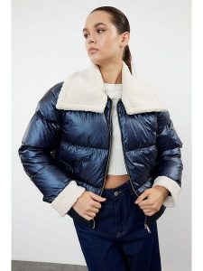 Trendyol Kurtka zimowa w kolorze granatowym rozmiar: M. Niebieskie kurtki Trendyol, na zimę, m, bez wzorów, z puchu, bez kaptura. Za 192,95 zł.