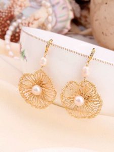 L'Atelier de Gaia Pozłacane kolczyki z perłami i cyrkoniami rozmiar: onesize. Białe kolczyki L'Atelier de Gaia, z cyrkonią, pozłacane. Za 86,99 zł.